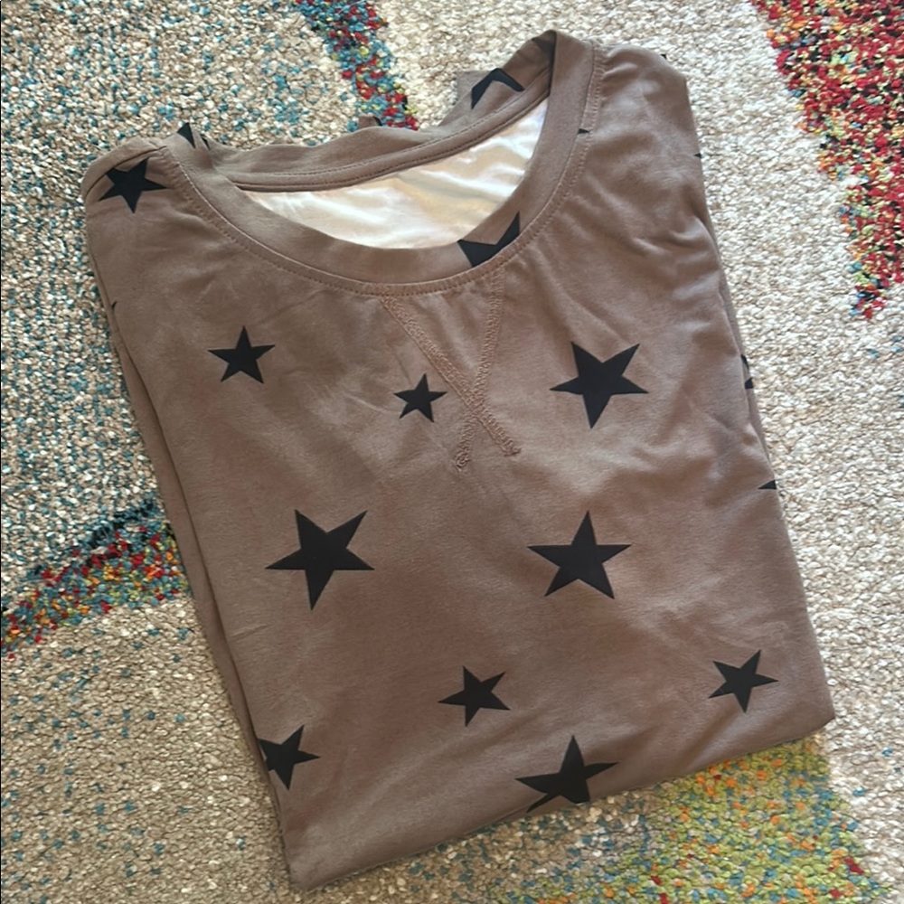 Taupe Star Print Short Sleeve Shirt. NWT